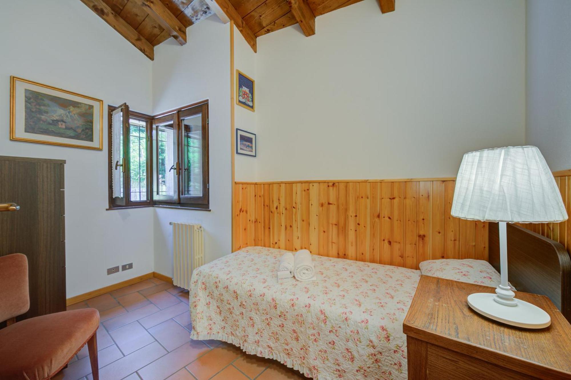 Villa Il Castagno Few Min From Beach - Happy Rentals Castelveccana Eksteriør billede
